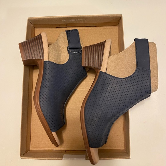 Clark’s women’s sandals - Picture 2 of 3
